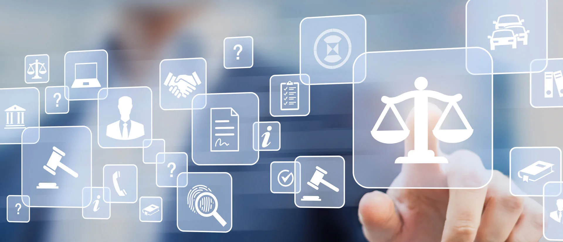 Ein Mann klickt auf ein Gerichts Symbol