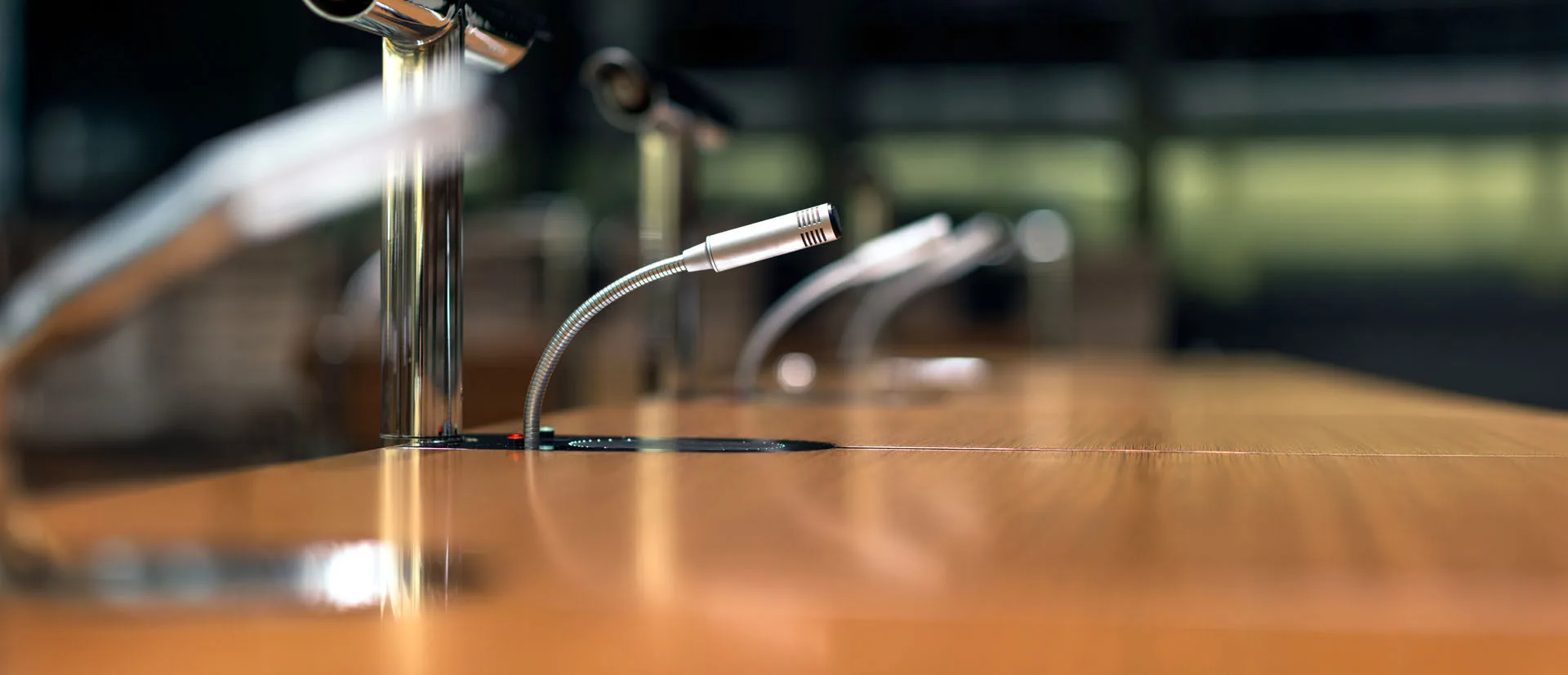 Mikrofon auf einem Tisch in einem Konferenzsaal